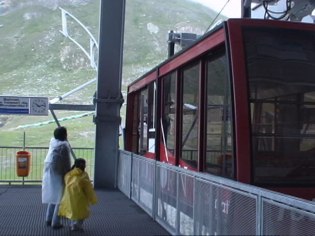 �ċx�݁A�Ƒ����s�A�X�C�X�A�p���A�X�g���X�u�[���A�R���}�[���A�A���U�X�A�c�F���}�b�g�A�A���v�X�A�n�C�L���O�A�����^�J�[�A���[���b�p"�A�S���i�[�O���[�g�A�X�l�K�A�N���C���E�}�b�^�[�z�����A�}�b�^�[�z����