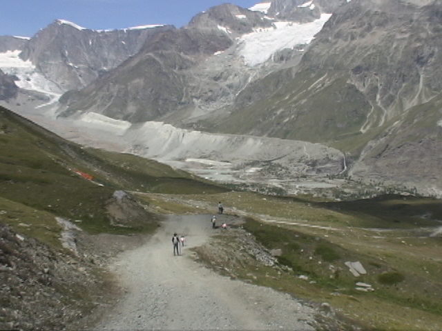 �ċx�݁A�Ƒ����s�A�X�C�X�A�p���A�X�g���X�u�[���A�R���}�[���A�A���U�X�A�c�F���}�b�g�A�A���v�X�A�n�C�L���O�A�����^�J�[�A���[���b�p"�A�S���i�[�O���[�g�A�X�l�K�A�N���C���E�}�b�^�[�z�����A�}�b�^�[�z����